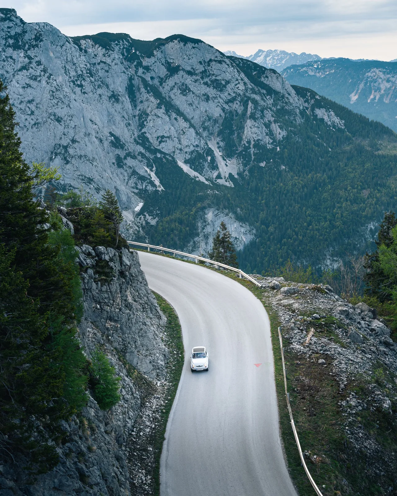 Fahrzeug auf einer kurvigen Bergstraße in der Steiermark